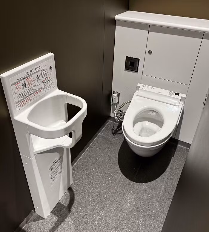 Nhà vệ sinh trong trung tâm thương mại ở Tokyo có giá đỡ để bạn đặt em bé vào khi bạn sử dụng buồng vệ sinh.