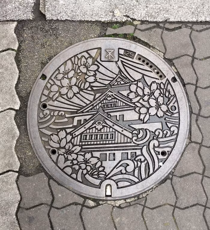 Nắp cống ở Osaka.