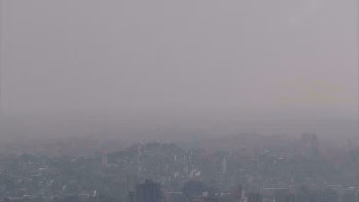 Belo Horizonte, Brazil, bị "nuốt chửng" bởi màn khói mù dày đặc do các vụ cháy khi nơi này 151 ngày không có mưa.
