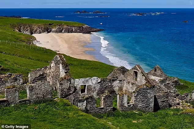 Được biết, đảo Great Blasket từng là nơi sinh sống của cộng đồng ngư dân nói tiếng Ireland cho đến năm 1953, khi một vài ngôi nhà đá trên đảo bị bỏ hoang. Ảnh: Getty.