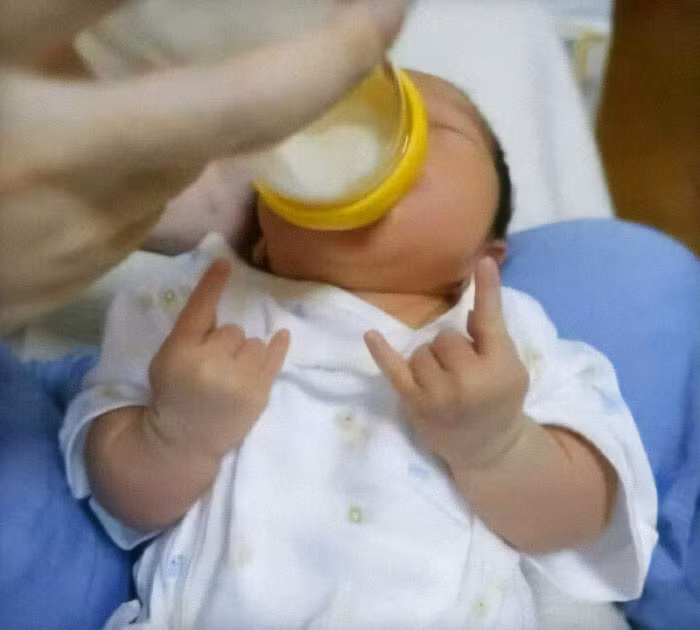 Khoảnh khắc hài hước của một em bé.