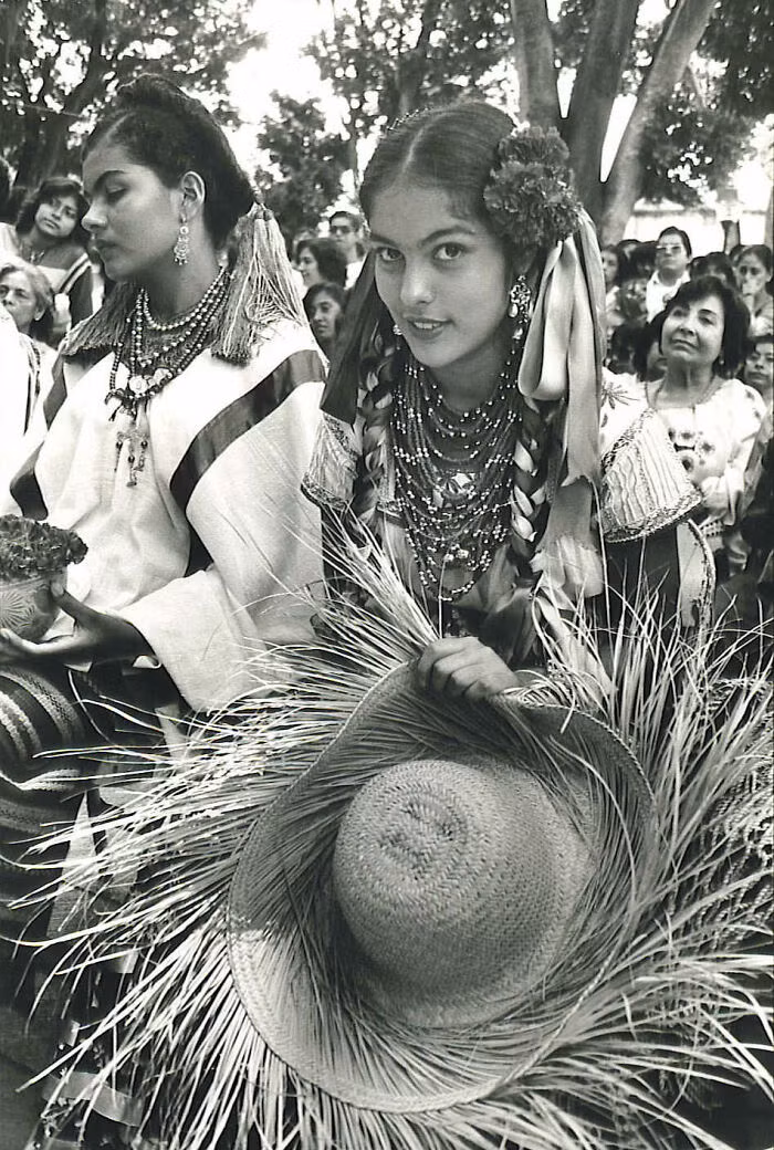 Cô gái trẻ đến từ Oaxaca, Mexico, tại một buổi lễ năm 1985.