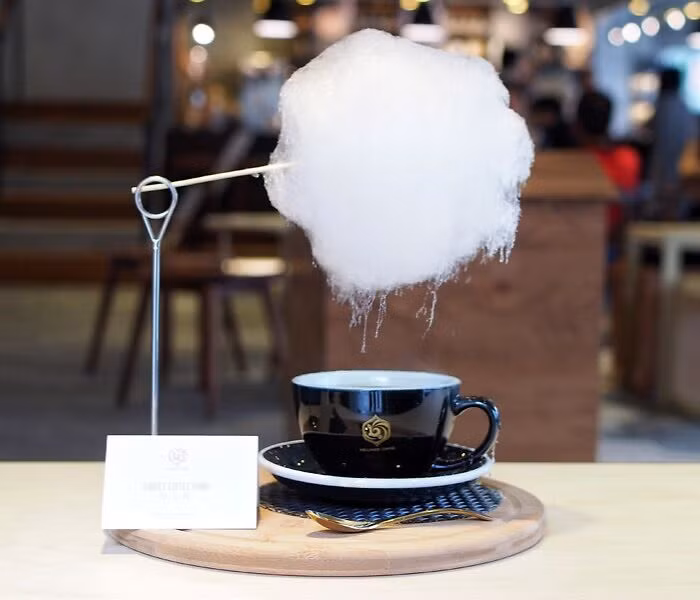 Cà phê "Mellow" ở Thượng Hải, Trung Quốc. Có thể thấy đám mây "kẹo bông" ở phía trên cốc cà phê.