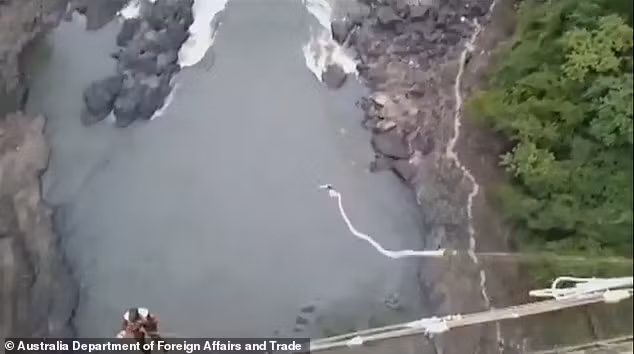 Không may, sợi dây bungee bị đứt khi Erin nhảy xuống, khiến cô gái rơi xuống dòng sông chảy xiết đầy cá sấu.