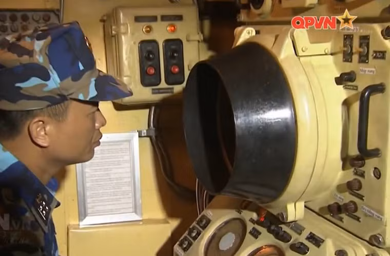 Theo Russianship, cả hai phiên bản Petya 159A và AE đều sử dụng sonar thủy âm MG-312 Titan và MG-311 Vychegda. Ảnh: Trắc thủ sonar tàu săn ngầm 159AE phiên hiệu 09 của Lữ đoàn 171. Theo chia sẻ của các cán bộ đoàn 171, mỗi trắc thủ sonar đòi hỏi phải có khả năng quan sát tốt, và đôi tai thính nhạy có thể phân loại được tín hiệu sóng, từ đó xác định chuẩn xác các loại mục tiêu. Nguồn ảnh: Kênh QPVN