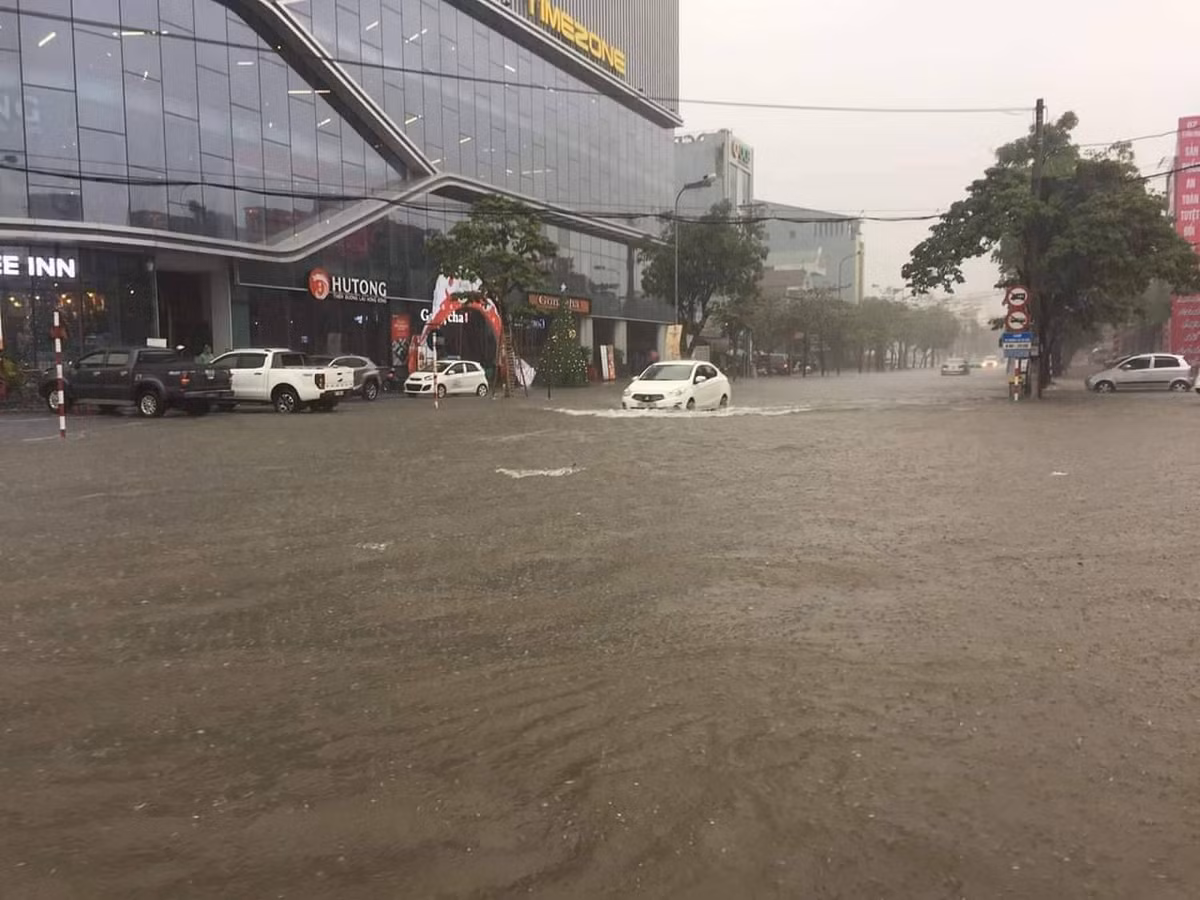 Một số tuyến đường người dân đã phải căng dây cảnh báo các phương tiện giao thông để đảm bảo an toàn, tránh chết máy cũng như xảy ra các tai nạn đáng tiếc. 