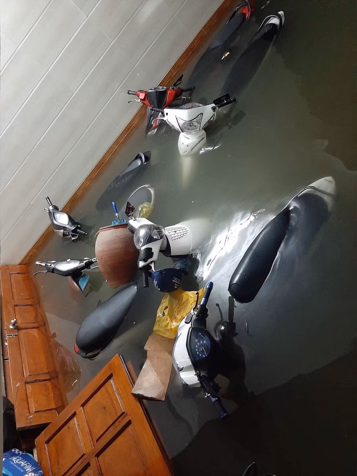 Hầu hết các khu vực trong thành phố đều đã trắng xóa một màu nước, có nơi nước ngập sâu tới gần 1 m, giao thông gần như tê liệt, các hoạt động bị trì trệ. (Ảnh facebook Nghệ An).
