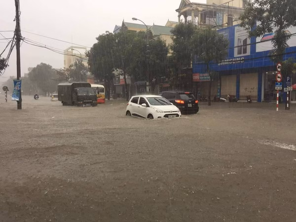 Ông Nguyễn Trọng Hoàn, Chánh Văn phòng Sở Giáo dục và Đào tạo tỉnh Nghệ An, cho biết, sáng 16/10, Sở đã thông báo cho các trường, các Phòng Giáo dục và Đào tạo trên địa bàn tỉnh tùy điều kiện thực tế để quyết định cho học sinh nghỉ học hay không. (Ảnh Nhịp sống Thành Vinh).
