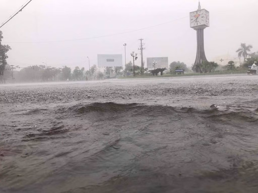 Tỉnh Nghệ An cảnh báo người dân cần thực hiện các giải pháp bảo vệ an toàn cho người và tài sản, đặc biệt cần đề phòng lũ quét, sạt lở đất đá. (Ảnh facebook Nhịp sống Thành Vinh).