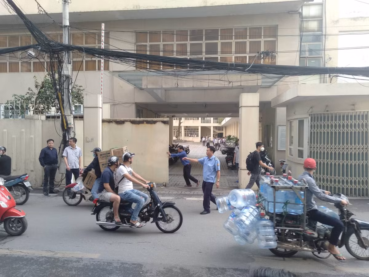 Canh tuong o tru so Bo GD-DT sau tin Thu truong Le Hai An qua doi, nga tu tang cao-Hinh-6