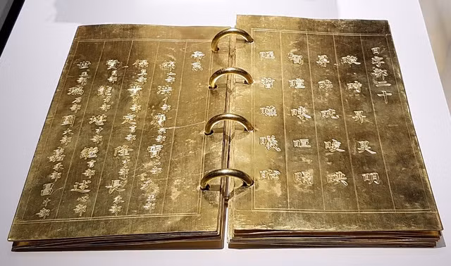 Theo Trung tâm Bảo tồn Di tích cố đô Huế, trong 143 năm tồn tại của vương triều mình, nhà Nguyễn ban hành rất nhiều sách bằng vàng, bạc, đồng. Tất cả loại sách này có tên gọi chung là Kim sách. Ảnh: Trung tâm bảo tồn di tích cố đô Huế.