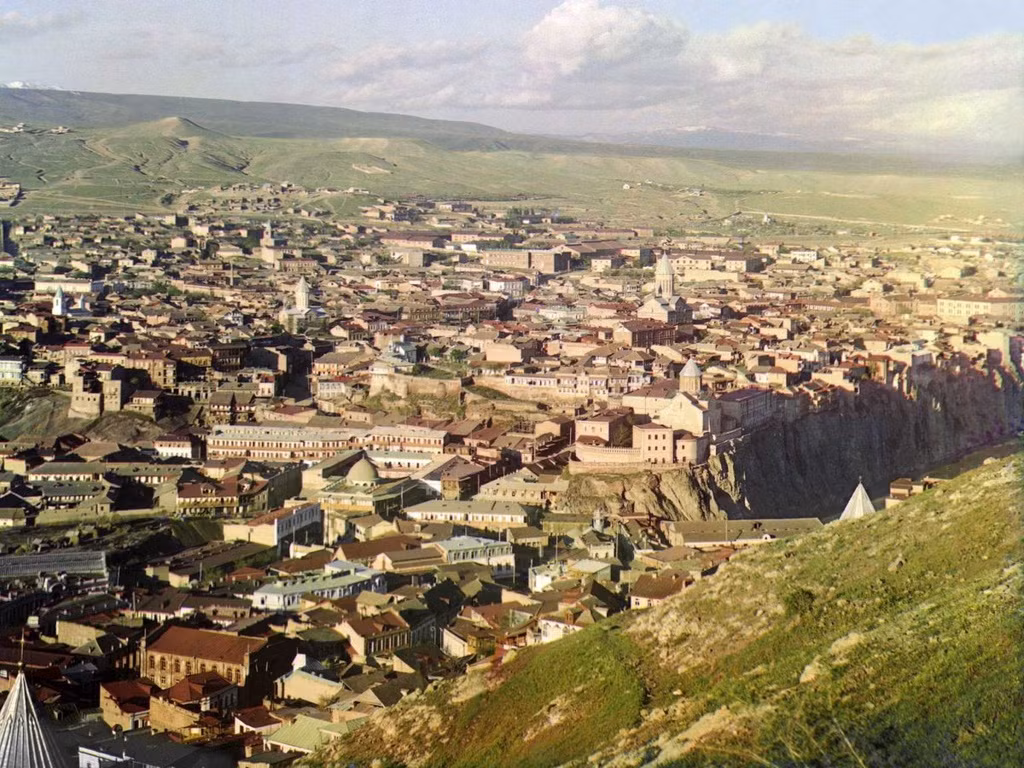 Hình ảnh thành phố Tbilisi (thủ đô của Gruzia) trong giai đoạn đầu thế kỷ 20. Gruzia sáp nhập vào đế quốc Nga năm 1801 và giành được độc lập sau khi Liên Xô sụp đổ.