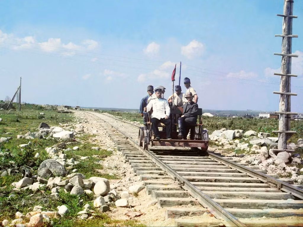 Prokudin-Gorskii điều khiển chiếc xe thô sơ chạy trên đường ray kết nối giữa Petrograd (Saint Petersburg) với Murmansk, thành phố cuối cùng được thành lập trong triều đại phong kiến đế quốc Nga.