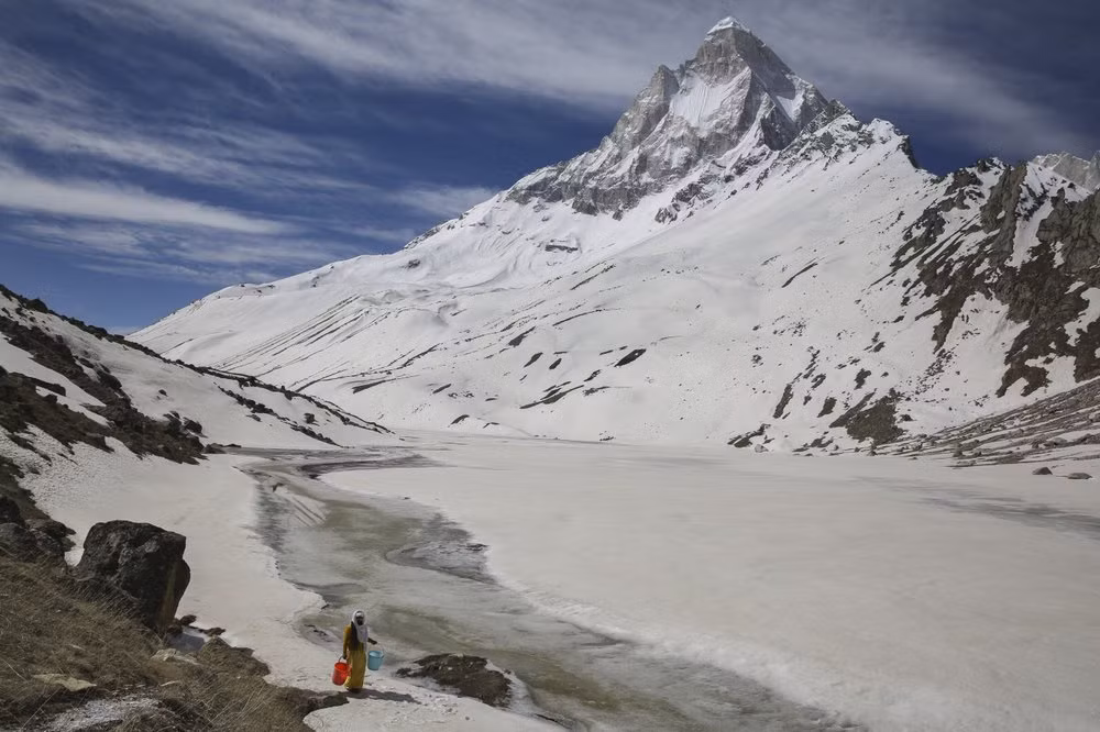 Từ núi băng Gangotri trên dãy Himalaya, con sông dài hơn 2.700km chạy dọc đất nước Ấn Độ, với điểm cuối là vịnh Bengal. Lịch sử của Ấn Độ phản chiếu trên hai bờ sông Hằng, con sông nuôi dưỡng và chứng kiến sự hưng vong và suy tàn của mọi triều đại phong kiến, tới thời kỳ thuộc địa thực dân Anh và phong trào dân tộc Hindu giành lại độc lập cho Ấn Độ.
