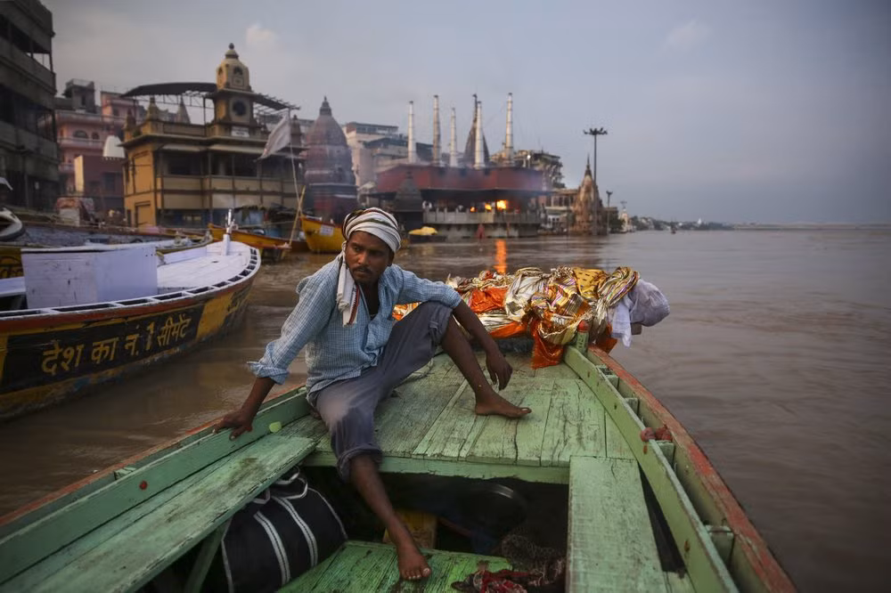 Sau khi chảy qua thành phố thiêng Varanasi, sông Hằng tiếp tục chảy về phía đông, nuôi sống những vùng đồng bằng màu mỡ, trước khi tách thành các nhánh nhỏ. Nhánh sông lớn nhất là Hooghly, chảy theo phía nam về hướng biển, đi qua thành phố Kolkata, siêu đô thị với 15 triệu dân.