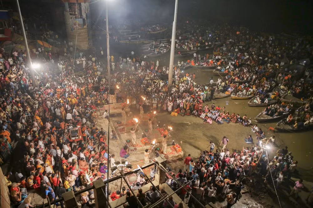 Theo quan niệm của người Hindu, cuộc sống sẽ không trọn vẹn nếu chưa ít nhất một lần trong đời tắm trong dòng nước của sông Hằng để rửa sạch tội lỗi. Trong ảnh, người dân tập trung tham gia lễ cầu nguyện bên bờ sông Hằng ở Varanasi, một trong những thành phố linh thiêng nhất của người Hindu.