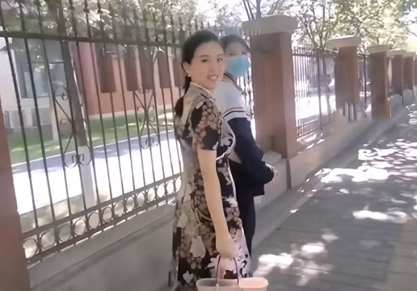 Buc anh chi dua em gai di thi gay sot mang xa hoi