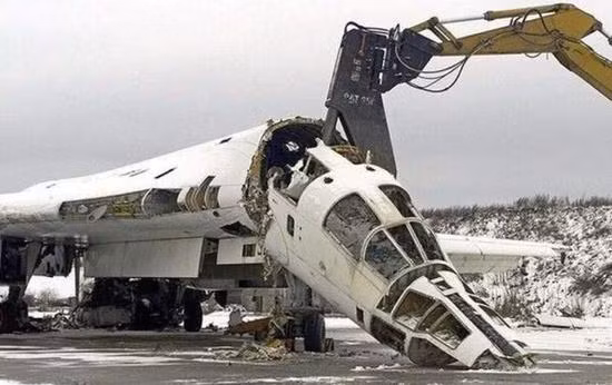 Mặc dù phá hủy số máy bay trên, nhưng Ukraine vẫn giữ lại động cơ NK-32, "trái tim" của Tu-160; động cơ này có lực đẩy lên tới 23 tấn và đây cũng là loại động cơ có lực đẩy lớn nhất thế giới vào thời điểm đó. Chỉ cần Trung Quốc mua được NK-32, cũng sẽ giúp ích rất nhiều cho sự phát triển máy bay chiến đấu và máy bay ném bom trong tương lai của Trung Quốc.