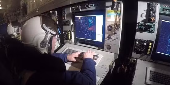 Hệ thống radar trên A-100 có thể trinh sát, phát hiện, theo dõi đồng thời ít nhất là trên 300 mục tiêu; đồng thời chỉ huy tác chiến tới 10 máy bay chiến đấu ở các khoảng cách khác nhau; có thể điều khiển máy bay không người lái cách xa 650 km. Với khả năng kết nối vệ tinh, AWACS A-100 đã tăng đáng kể phạm vi chiến đấu.