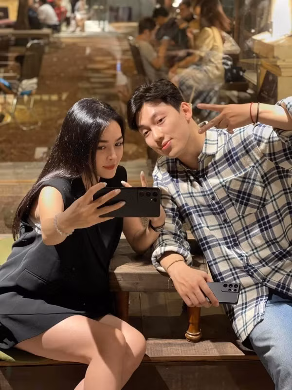 Nhiều năm trước, Thanh Quỳnh từng nhận được suất phẫu thuật thẩm mỹ miễn phí tại Hàn Quốc lên đến 1 tỷ đồng. Sau khi can thiệp sửa phần hàm răng không đều cô thay đổi ngoạn mục với gương mặt tự nhiên chứ không bị đơ cứng.