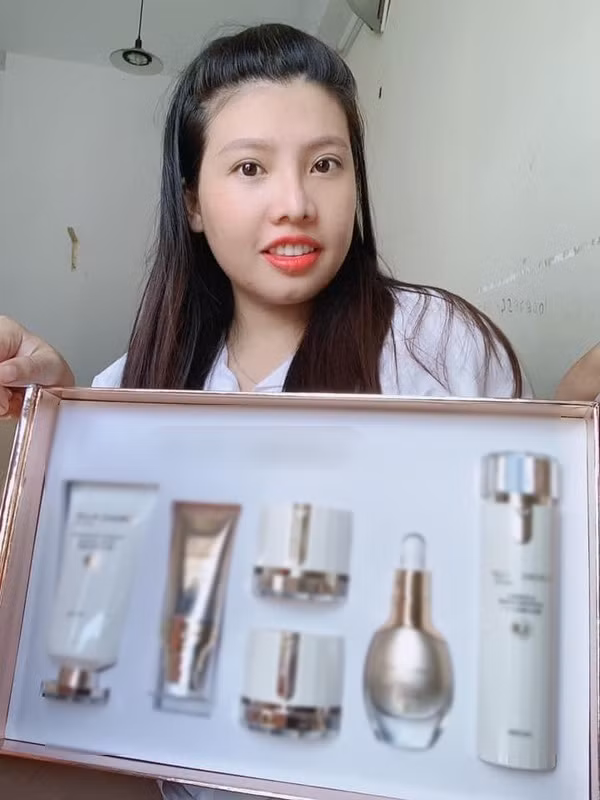 Không những vậy, Phượng Thị Nở còn đang cực kỳ viên mãn với cuộc hôn nhân thứ 2. Cặp đôi có một con trai chung hơn 1 tuổi và một con gái với chồng trước của Phượng Thị Nở.