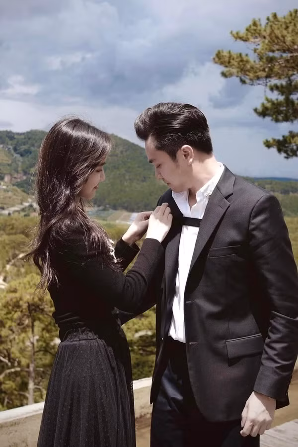 Theo đó, chồng của Jang Mi là ông chủ của 1 công ty dược phẩm và thường xuyên làm mẫu ảnh cho các thương hiệu vest.