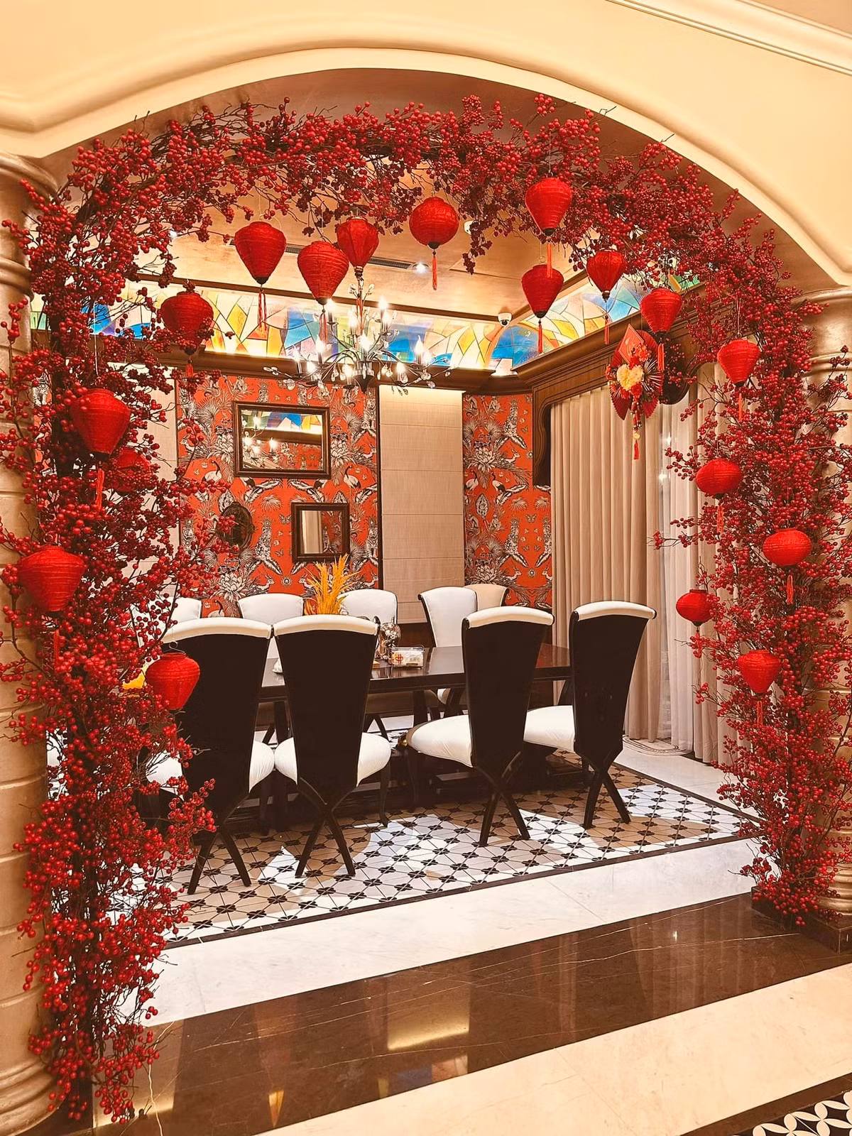 Phía trước cửa nhà cũng treo rất nhiều lồng đèn đỏ và các chùm pháo giả, tượng trưng cho năm mới.