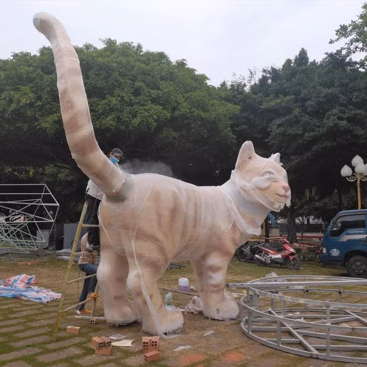 Thậm chí nhiều người cứ ngỡ nó mếu chứ không phải cười chào đón năm mới. Một số ý kiến khác đùa vui, chắc rằng mèo này chạy deadline nên mới "méo mặt" như vậy.