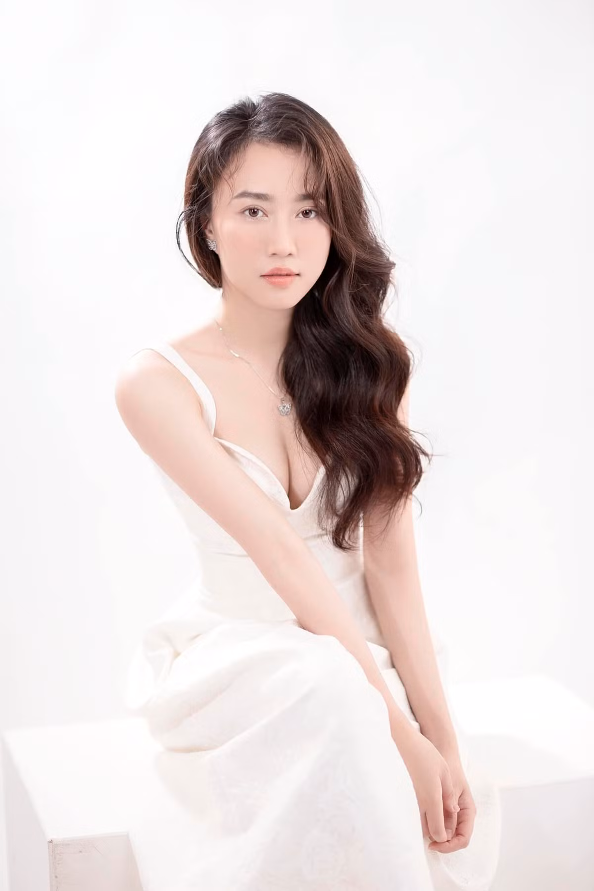 Huỳnh Hồng Loan là nữ diễn viên từng gây chú ý khi từng chia sẻ chuyện tình cảm với cầu thủ Tiến Linh.