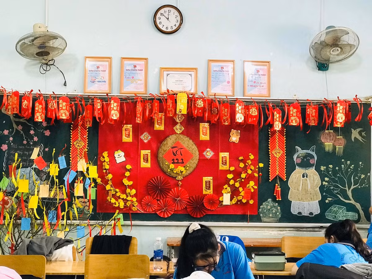  Tết đang đến gần và nơi nơi trở nên háo hức và phấn khởi. Trong khi đường phố ngày càng nhiều đèn hoa được chăng khắp nơi thì tại các trường học không khí cũng trở nên tràn ngập hơi thở của Tết.