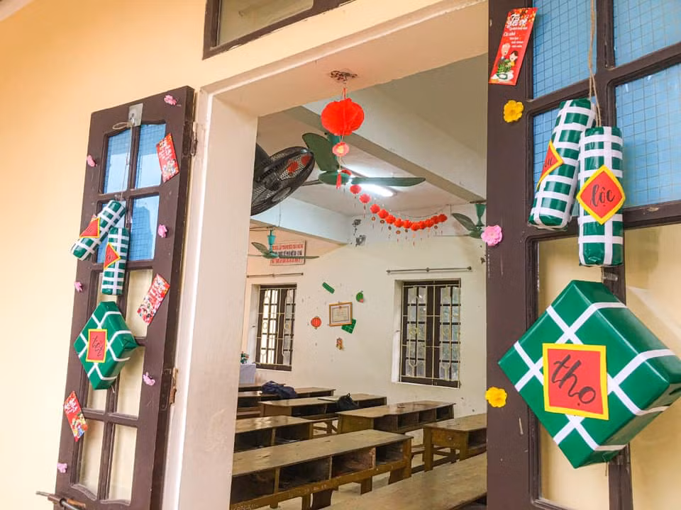 Nhiều đồ vật trang trí Tết như câu đối, bánh chưng mô hình giấy được các cô cậu học trò đầu tư, tạo nên không khí mùa xuân như đến gần lắm rồi.