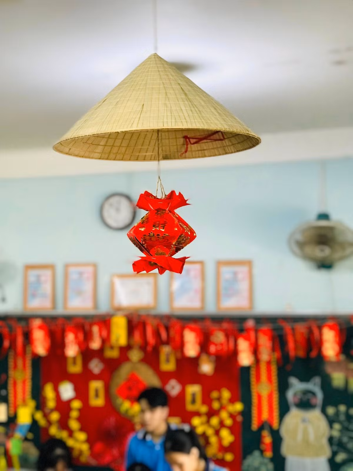 Hội Gen Z "chơi lớn" không thiếu một "đặc sản" nào của Tết, từ hoa mai vàng đến câu đối đỏ.
