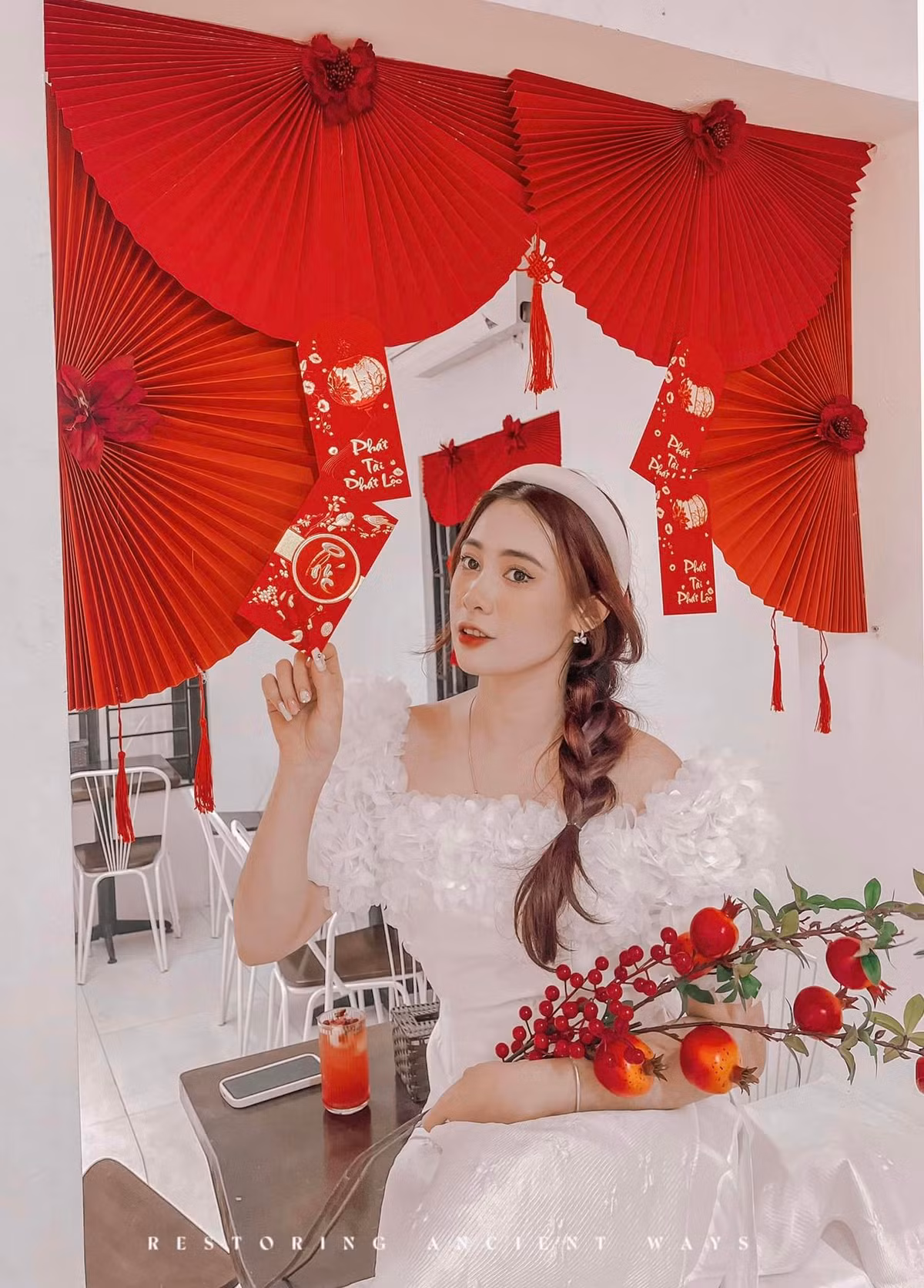 Quán chỉ có 1 tầng thế nhưng không gian vô cùng ấm áp, lối vào được trải sỏi và trang trí đèn lồng xinh xắn. Ảnh: Phạm Hồng Vân Anh