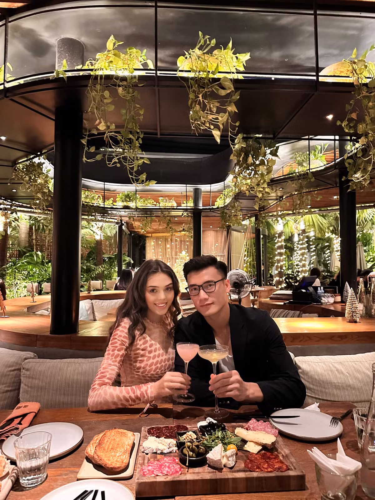 Không cần diện hở, thân hình của cô vẫn "nét căng" với đường cong gợi cảm. Ảnh: FBNV