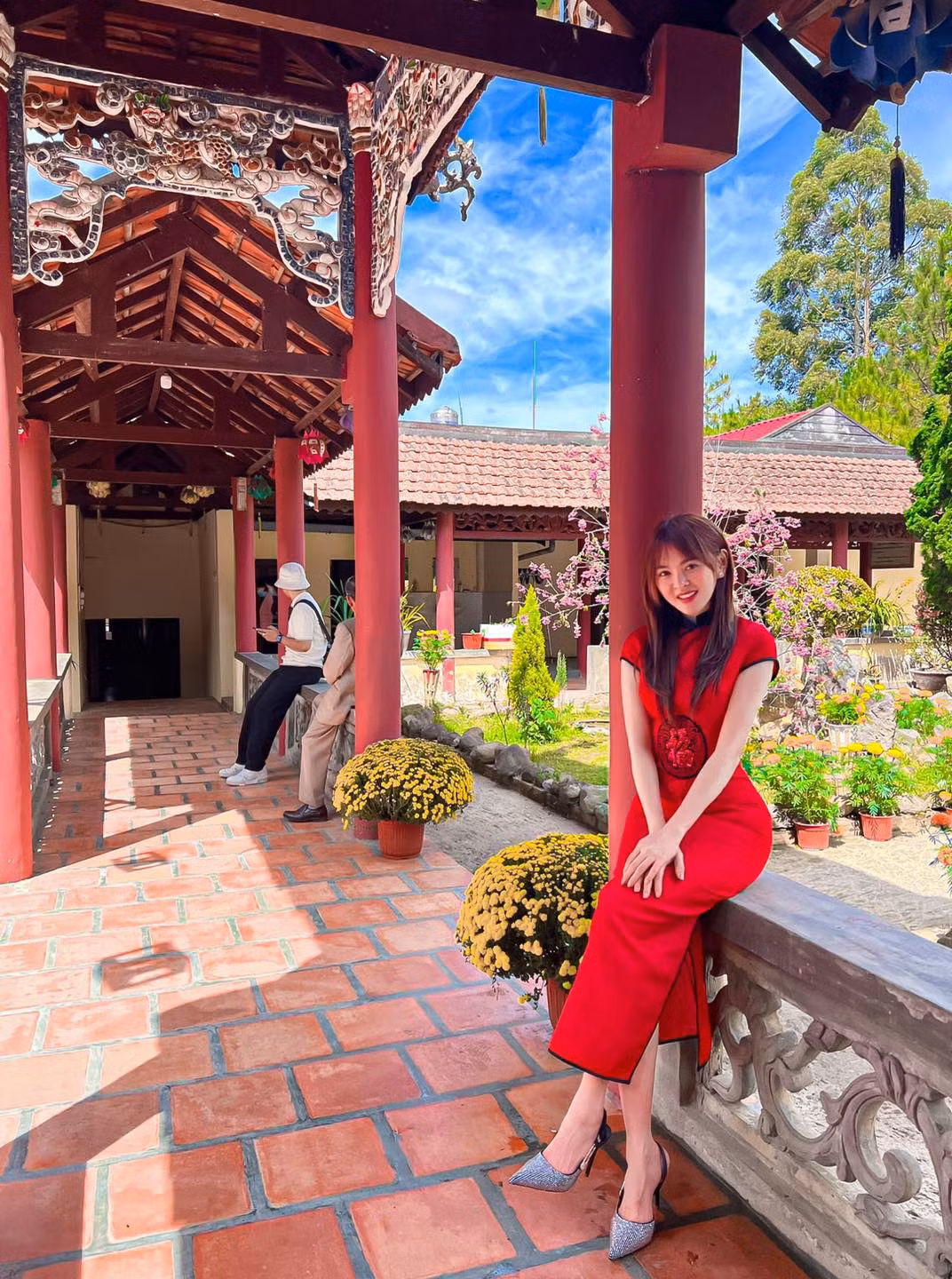 Mặc dù không có quy định rõ ràng nào về trang phục mặc khi đi chùa nhưng nên giữ gìn sự thanh tịnh, tránh những trang phục ngắn, hở hang khi đi chùa.