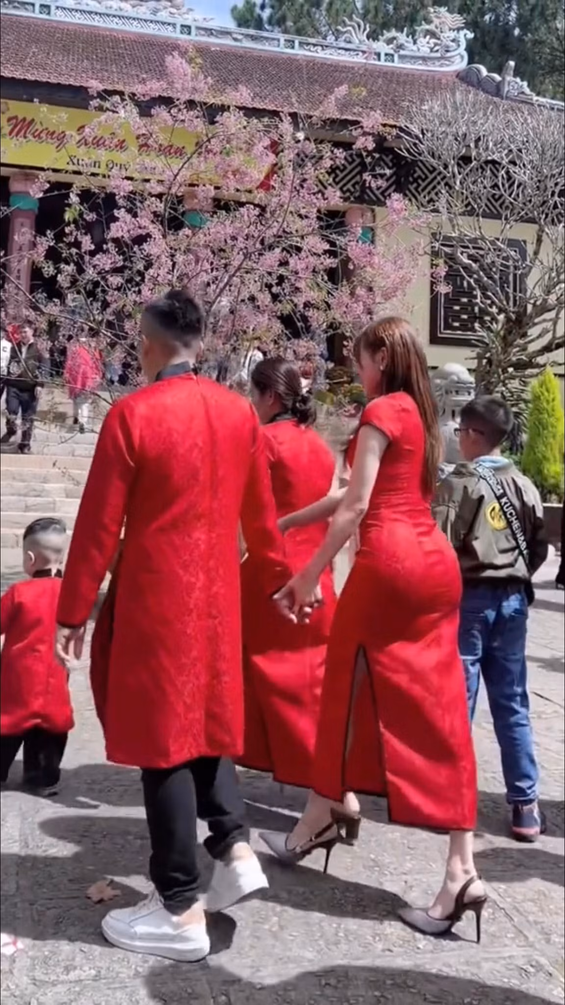Trang phục của "hot girl bán hàng" này mặc dù không quá phản cảm nhưng lại không phù hợp với chốn linh thiêng.