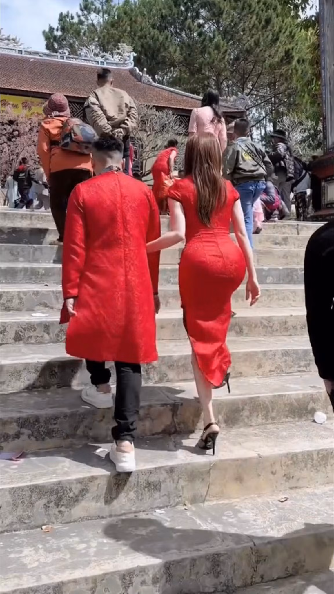 Netizen cho rằng việc hot girl thị phi chọn sắc đỏ may mắn du xuân là chuyện bình thường, chẳng hở hang hay xuyên thấu nhưng không phù hợp vì quá bó.