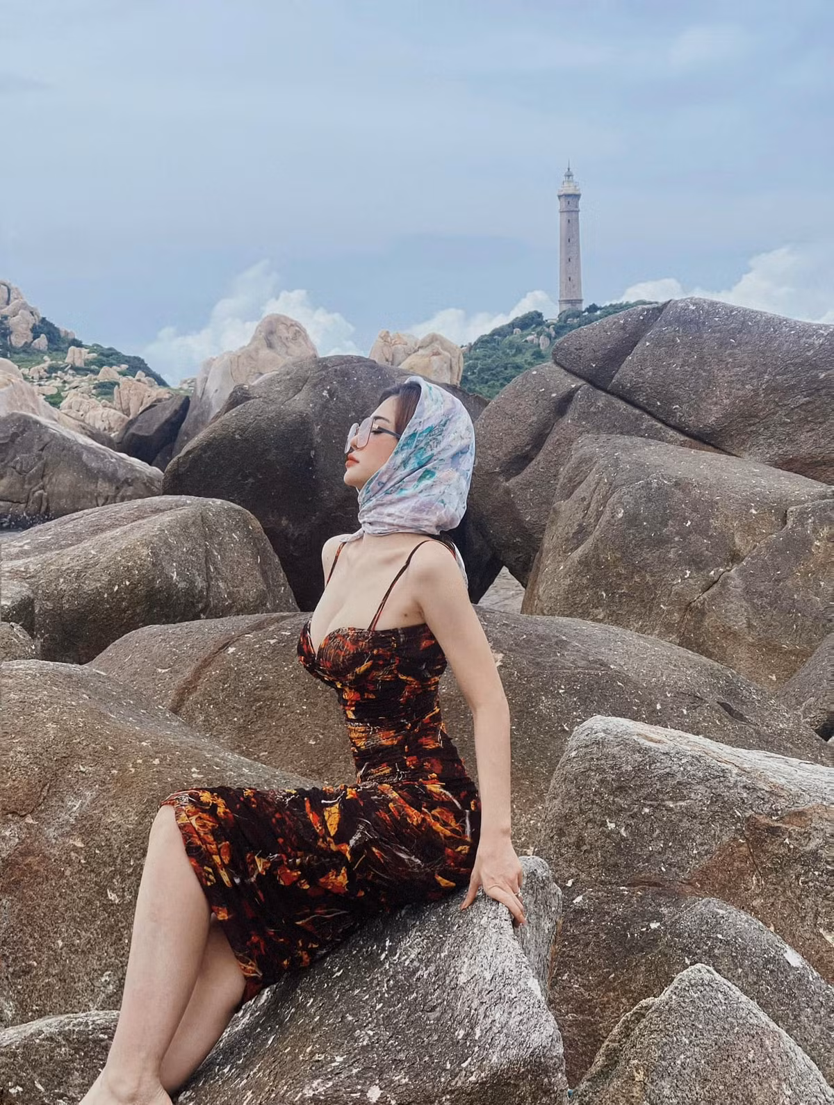 Vốn sở hữu vóc dáng vòng nào ra vòng nấy nên khi diện váy ôm sát hot girl 9x nhanh chóng ghi điểm với cư dân mạng.