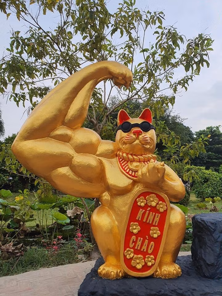 MXH đang rần rần chia sẻ cặp tượng mèo ở Bến Tre có cánh tay “lực sĩ” với cơ bắp cuồn cuộn, siêu to khổng lồ. Ảnh: FB Y.B.T