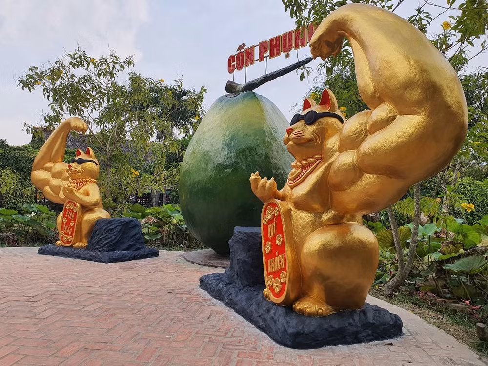 Thậm chí, chú mèo còn được đeo thêm phụ kiện là một chiếc kính màu đen cực kỳ “bá đạo”. Phía trước bụng mỗi chú mèo được gắn thêm câu chào. Một bên là dòng chữ “kính chào”, một bên là “quý khách”. Ảnh: FB Y.B.T