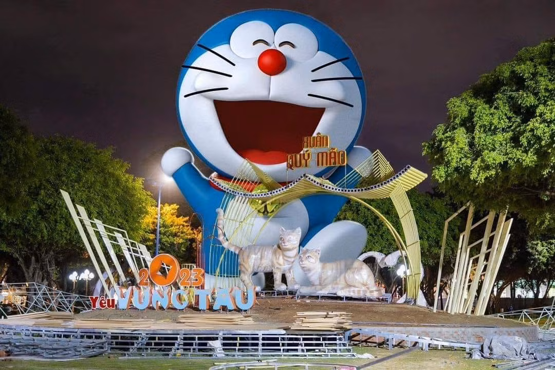 Vũng Tàu "chịu chi" khi đầu tư hẳn một chú mèo máy Doraemon khổng lồ. So với những chú hổ oai nghiêm, cao lớn được trang trí tỉ mỉ năm ngoái, có thể thấy sang năm Quý Mão, thành phố này vẫn giữ vững phong độ top đầu trong việc tạo linh vật đón Tết. Ảnh: FB 60giay.com