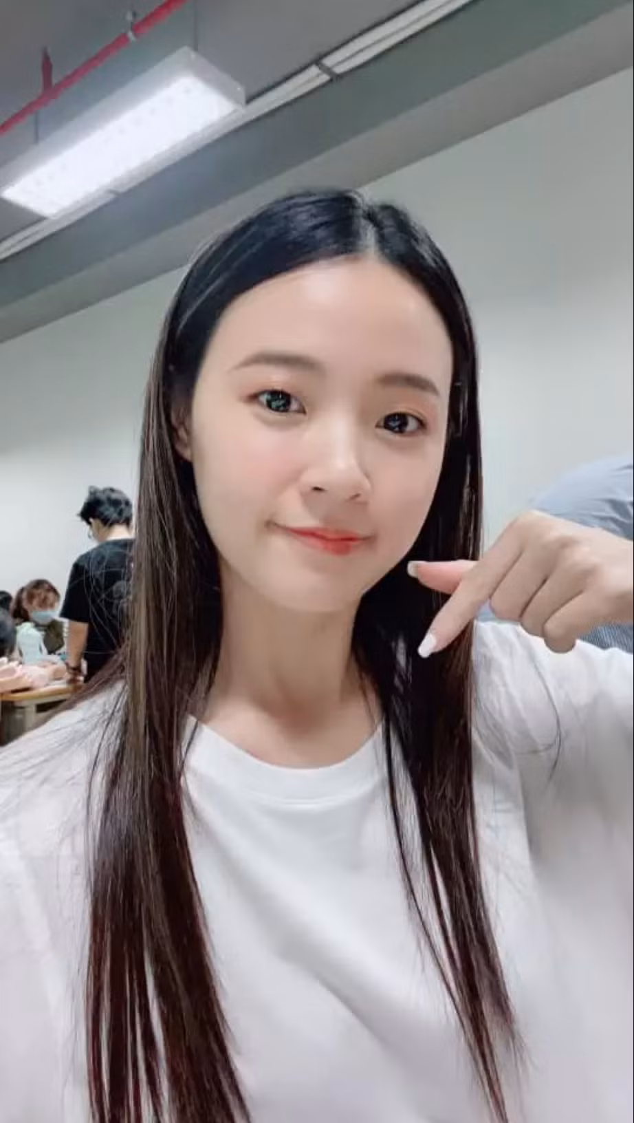 Mới đây trên trang cá nhân, Midu gây chú ý khi cập nhật bức ảnh mới. Lần này không phải lên đồ lộng lẫy, trang điểm rực rỡ, nữ giảng viên hot girl khoe cận nhan sắc.