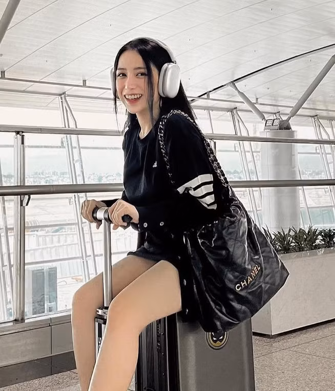 Mỹ nhân sinh năm 1999 hào hứng chia sẻ gương mặt mới hậu thực hiện phương pháp khắc chân mày và nối mi.