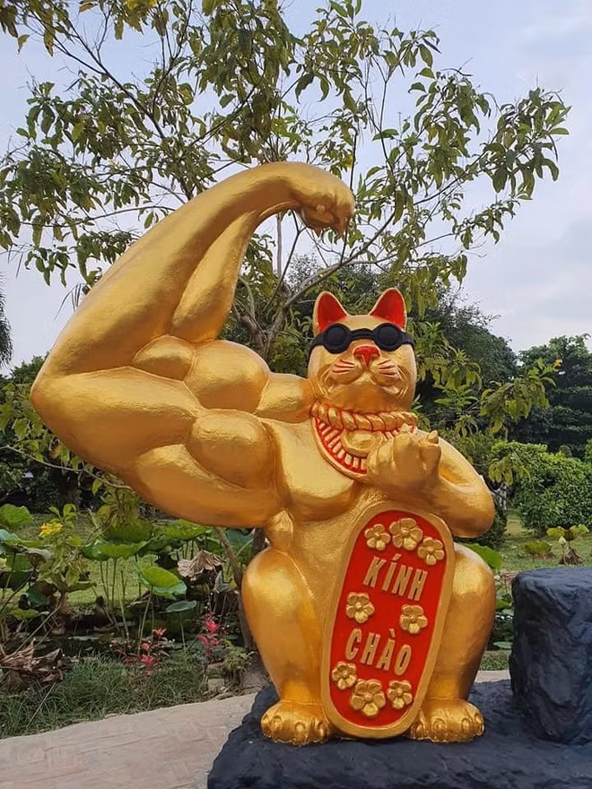 Không còn là loài sang chảnh với những bước "catwalk" uyển chuyển được lấy làm biểu tượng của sàn mẫu thời trang, linh vật mèo qua bàn tay nhào nặn của các nghệ nhân trở nên... hài hước đến lạ. Ảnh: Yêu Bến Tre