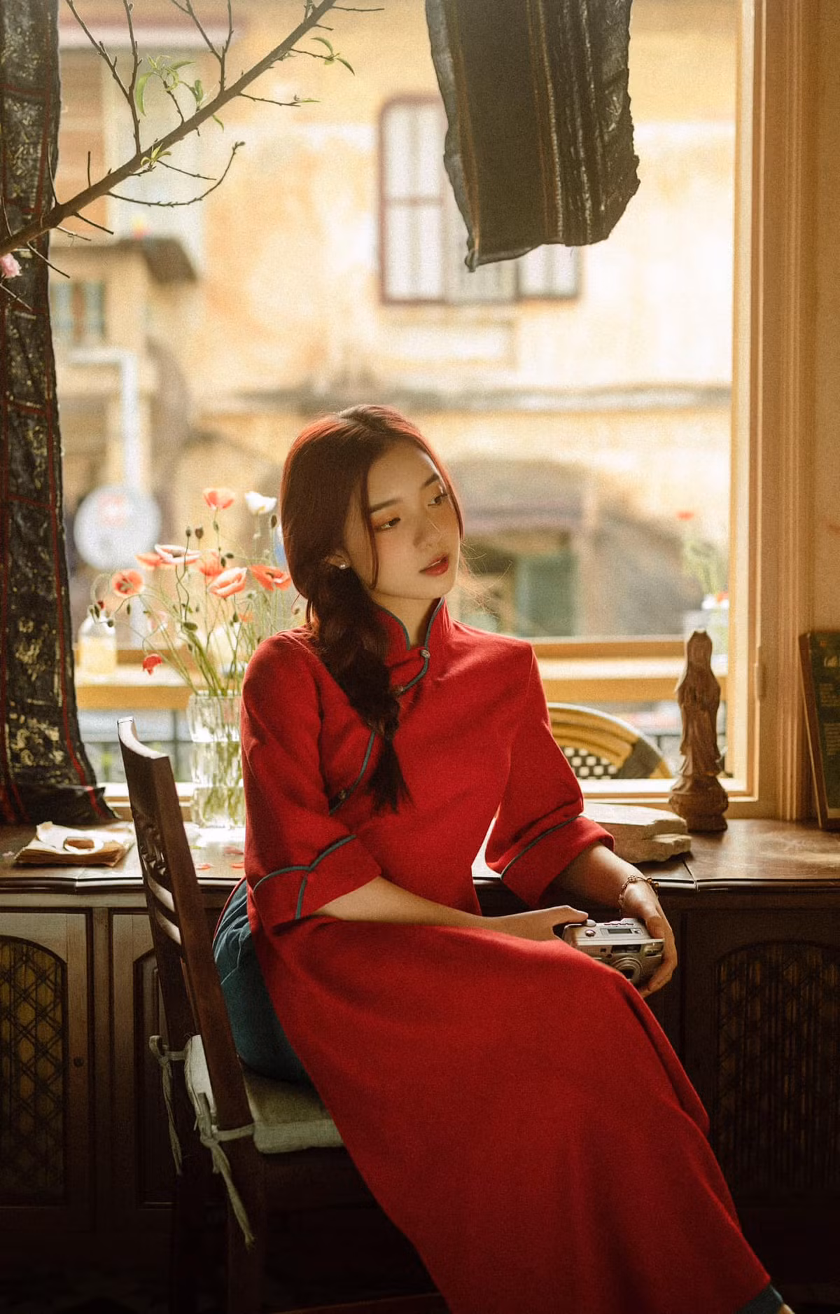 Có thể thấy, bên cạnh lối dẫn dắt tự nhiên duyên dáng, phong thái tự tin, chuyên nghiệp, nhan sắc lộng lẫy, rạng ngời chính là điều giúp cô sở hữu được lượng người hâm mộ đông đảo.