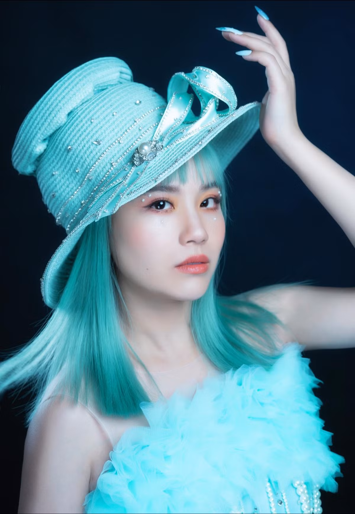 Khoảnh khắc này của hot girl xứ Nghệ được thực hiện ở phong cảnh thơ mộng và có phần thanh tịnh này đã khiến dân tình càng bàn luận xôn xao.