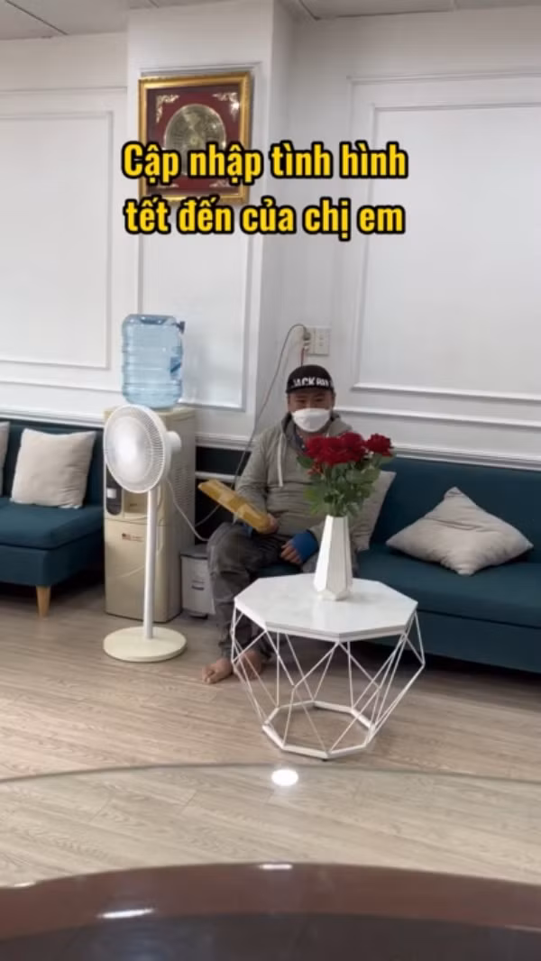 Những ngày này, các chị em ai nấy đều tất bật đi làm đẹp, mua sắm Tết quần áo để kịp diện. Chính vì thế các anh shipper cũng đều tay xách nách mang, xung quanh toàn những túi lớn túi bé đủ màu sắc đem vào tận nhà cho khách.