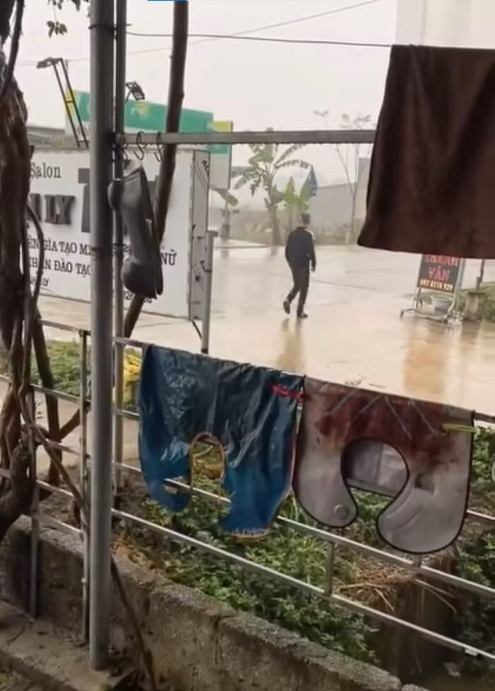 Sau một hồi đôi co chửi mắng, thanh niên đã bỏ đi mà không thanh toán tiền cắt tóc. Ngay sau khi chia sẻ, đoạn clip nhận sự quan tâm lớn của dư luận. Nhiều người cho rằng đây có lẽ chỉ là nhóm bạn cố tình diễn tình huống để câu like, câu view mà thôi. Ảnh: chụp màn hình