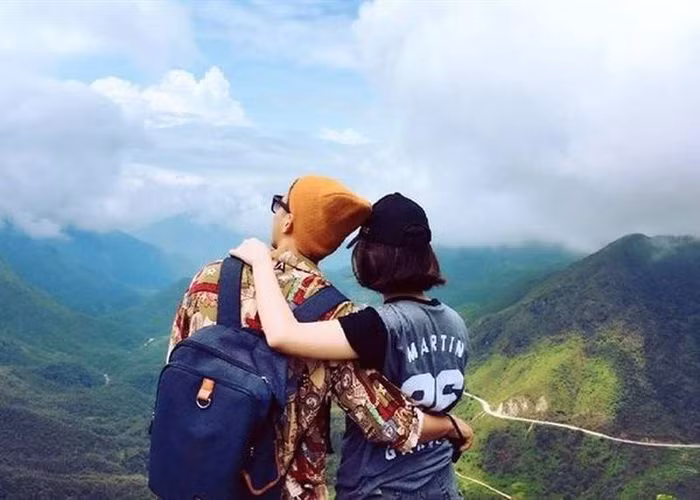 Những ngày Tết mọi người thường xuyên phải tất bật, vất vả chuẩn bị cỗ Tết, thăm hỏi người thân, họ hàng, ăn, uống không nghỉ. Điều đó, khiến con người cảm thấy mệt mỏi, sợ Tết. Vì thế vào dịp này nhiều người đã chọn “chơi Tết” thay vì “ăn Tết” bằng những chuyến du lịch.