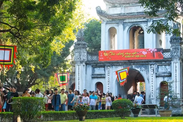 Lên chùa, lên phủ để cầu may, cầu bình an rồi thả cá, phóng sinh với hy vọng một năm mới cát tường. Đây cũng là những địa điểm chụp ảnh rất đẹp của thủ đô Hà Nội đấy các bạn.